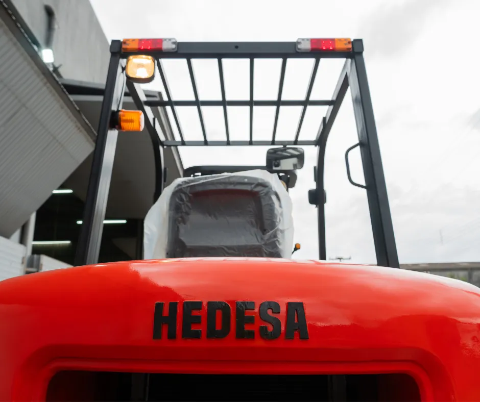 Empilhadeiras Hedesa 2,5 a 3,5T (3 a 6 m)