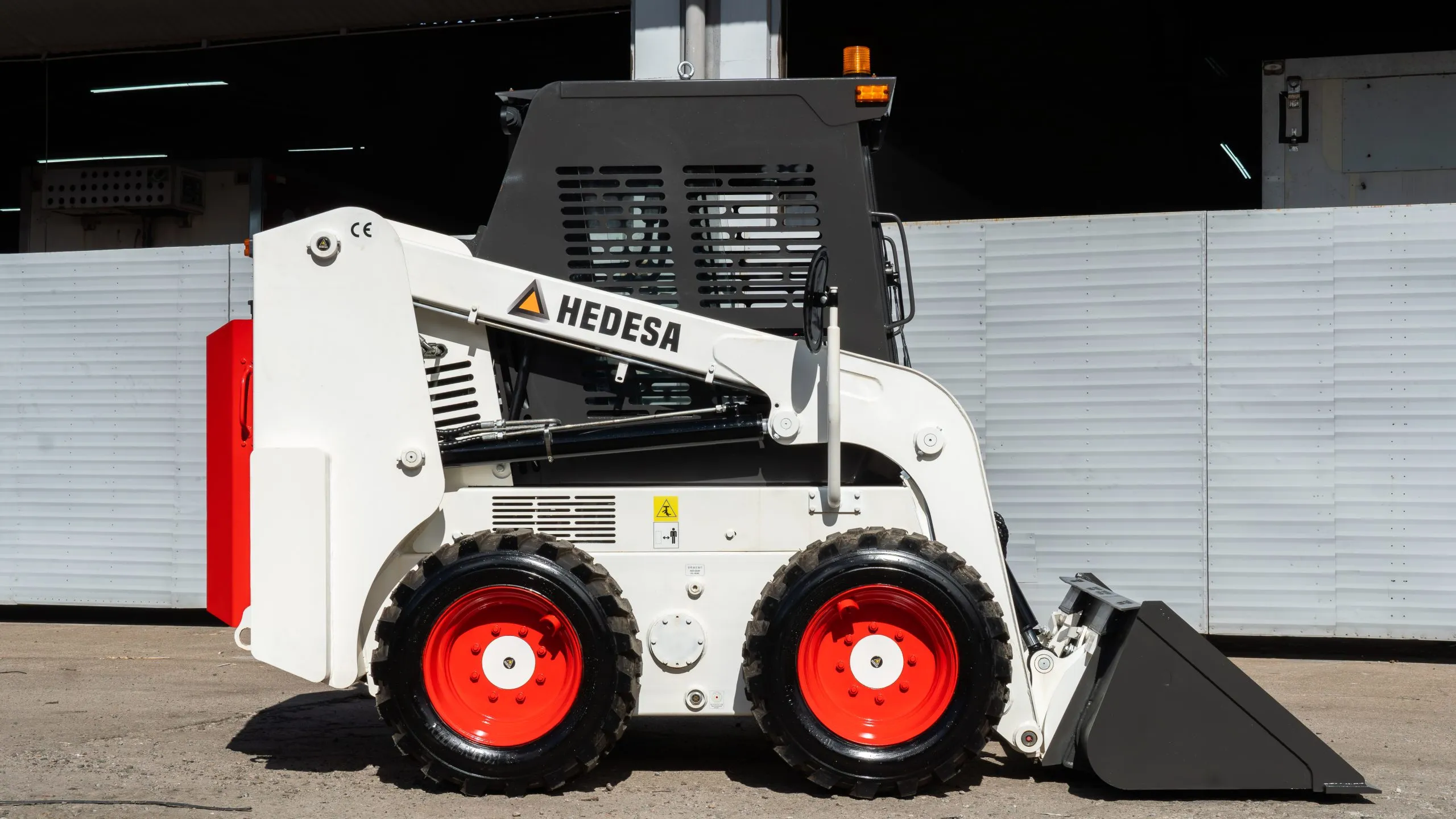 Hedesa - Especializada em movimentação de cargas pesadas, nossa linha de equipamentos oferece o desempenho que você precisa — onde e quando for preciso.